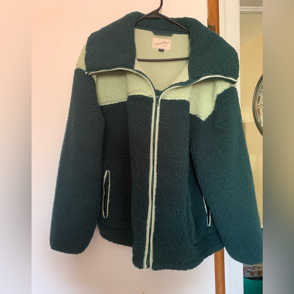 Comfy Women’s Universal Thred Co. Zip-up jacket